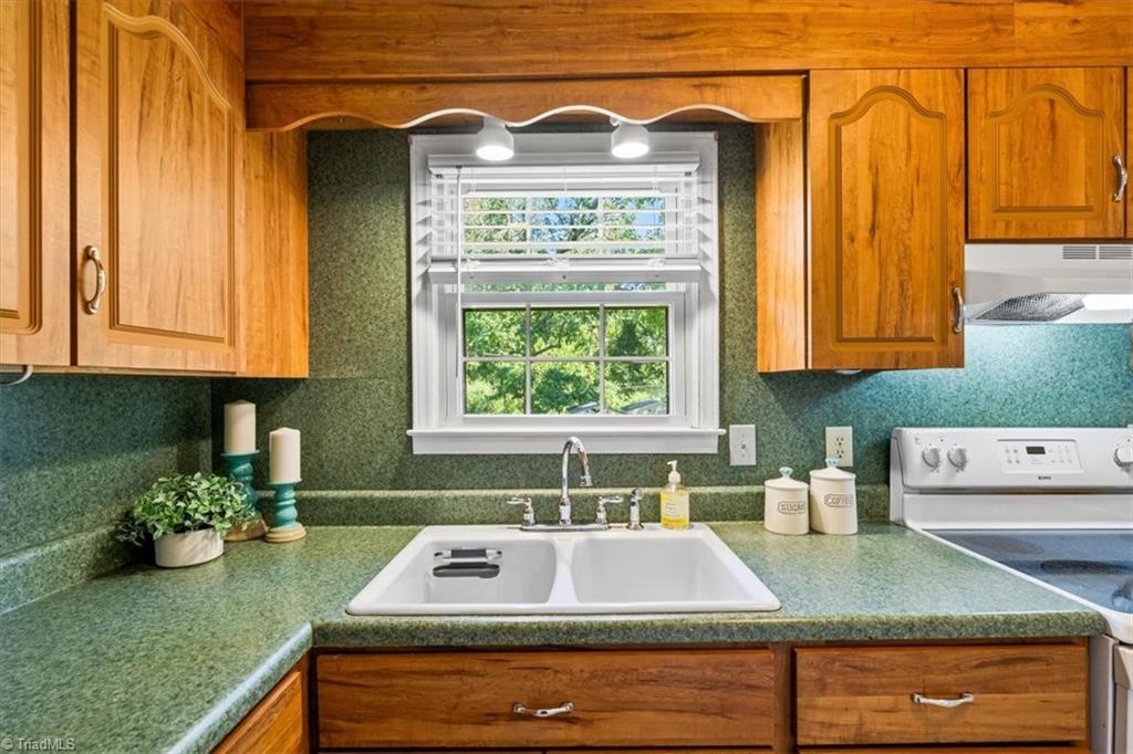 McLeansville, North Carolina 27301, United States, 3 Bedrooms Bedrooms, ,2 BathroomsBathrooms,Residential,Pending,209261