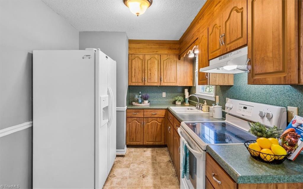 McLeansville, North Carolina 27301, United States, 3 Bedrooms Bedrooms, ,2 BathroomsBathrooms,Residential,Pending,209261