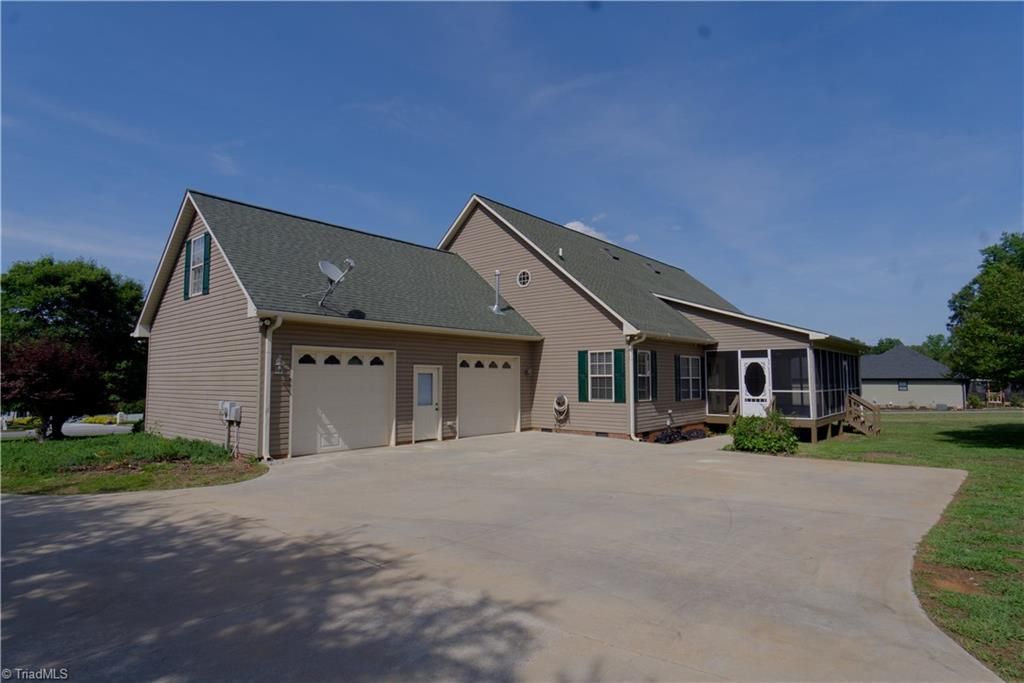 Photo of 2034 Waterford Pointe Road, Lexington, NC 27292 (MLS # 1221910)