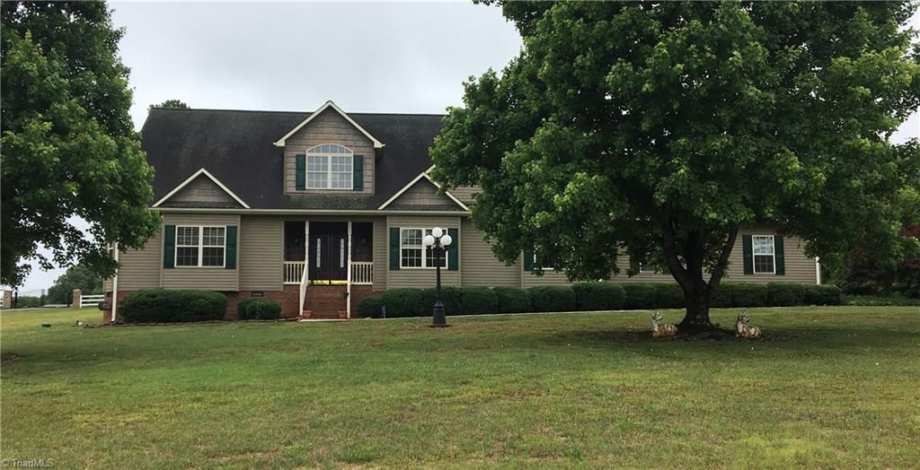 Photo of 2034 Waterford Pointe Road, Lexington, NC 27292 (MLS # 1221910)