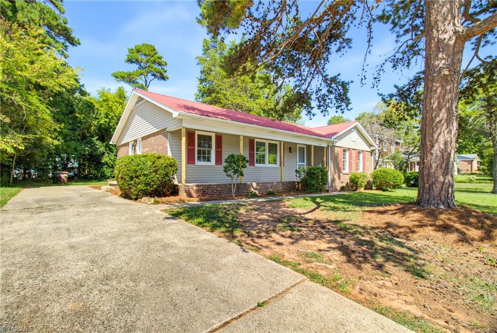 Photo of 3325 Colony Drive, Jamestown, NC 27282 (MLS # 1235939)