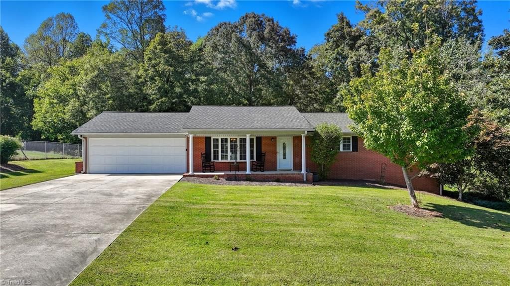 Photo of 121 Pleasant Drive, Thomasville, NC 27360 (MLS # 1198076)