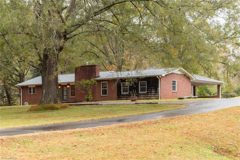 Homes For Sale - 1692 Nc Highway 8 And 89 Hwy<br/> Walnut Cove, NC 27052