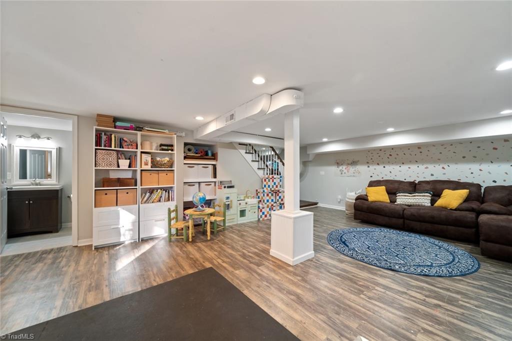 Winston-Salem, North Carolina 27104, United States, 3 Bedrooms Bedrooms, ,3 BathroomsBathrooms,Residential,Pending,36816