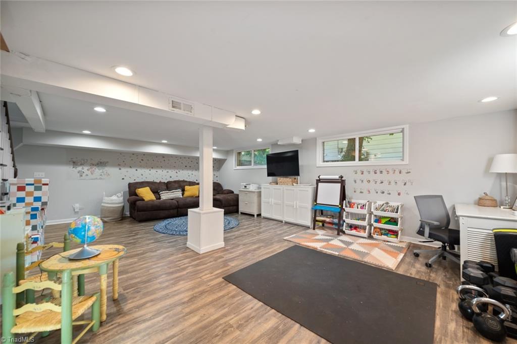 Winston-Salem, North Carolina 27104, United States, 3 Bedrooms Bedrooms, ,3 BathroomsBathrooms,Residential,Pending,36816