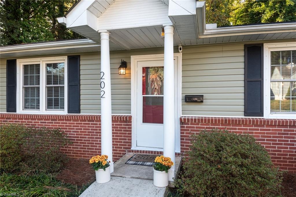 Winston-Salem, North Carolina 27104, United States, 3 Bedrooms Bedrooms, ,3 BathroomsBathrooms,Residential,Pending,36816