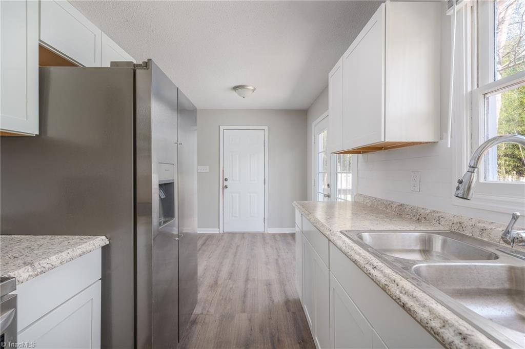 Photo 9 of 41 of 105 Debanne Road house