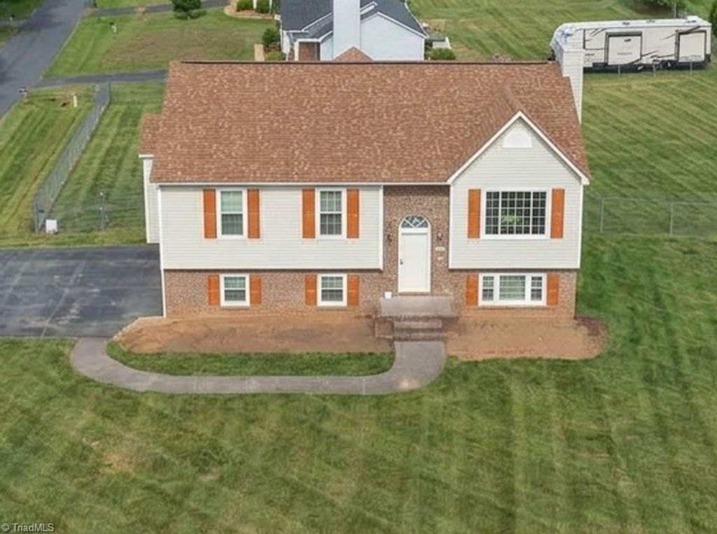 Photo of 136 Central Ridge Court, Clemmons, NC 27012 (MLS # 1218792)