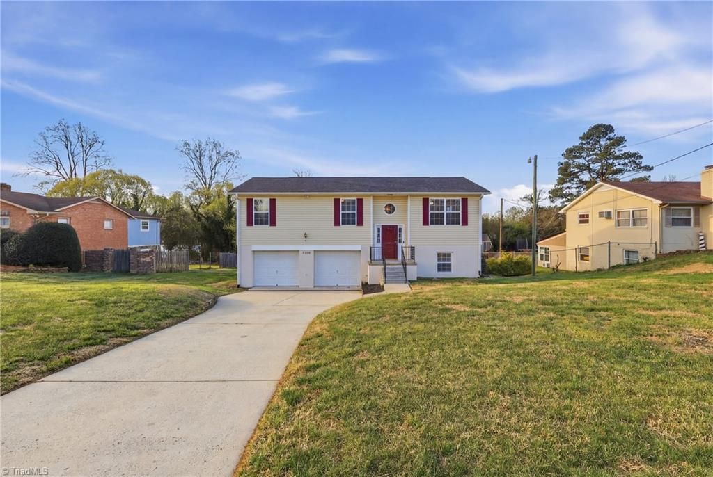 Photo of 3206 Crestview Drive, High Point, NC 27260 (MLS # 1212922)