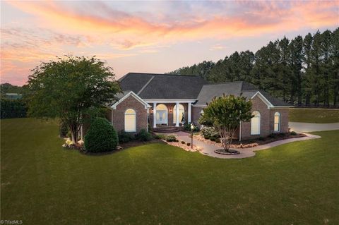 Homes For Sale - 4447 Kendale Road<br/> High Point, NC 27265