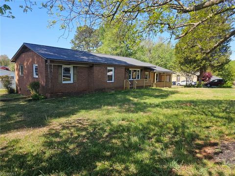 Homes For Sale - 101 Markwood Lane<br/> Lexington, NC 27295