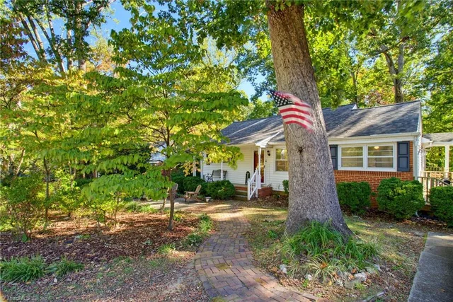 2708 Rockwood Road, photo 2 of 34