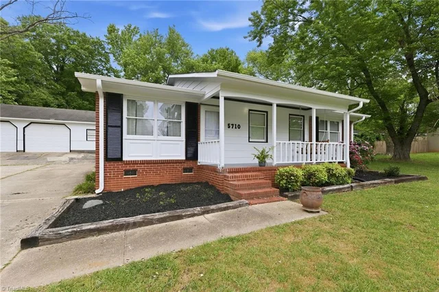 5710 Friendswood Drive, photo 3 of 23