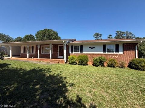 Homes For Sale - 304 Northside Drive<br/> Lexington, NC 27295