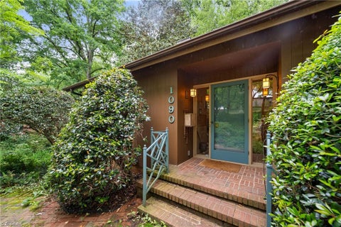 Homes For Sale - 1090 Yorkshire Road<br/> Winston-Salem, NC 27106