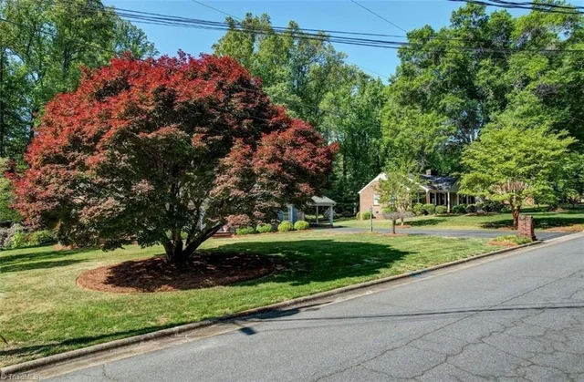 1019 Sherwood Drive, photo 5 of 37