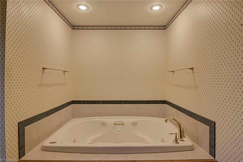 Winston-Salem, North Carolina 27106, United States, 4 Bedrooms Bedrooms, ,5 BathroomsBathrooms,Residential,Pending,90537