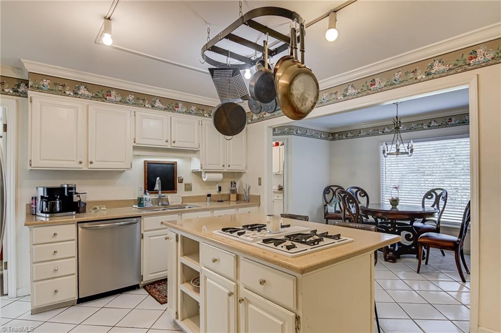 Winston-Salem, North Carolina 27106, United States, 4 Bedrooms Bedrooms, ,5 BathroomsBathrooms,Residential,Pending,90537