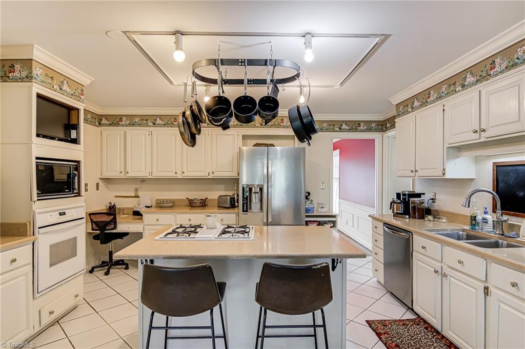 Winston-Salem, North Carolina 27106, United States, 4 Bedrooms Bedrooms, ,5 BathroomsBathrooms,Residential,Pending,90537