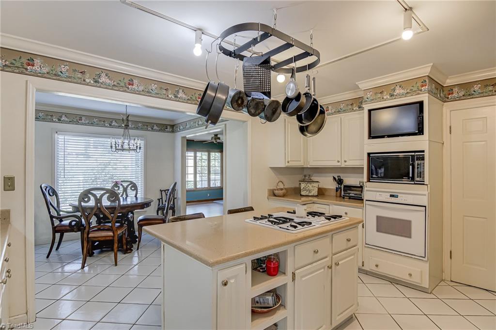 Winston-Salem, North Carolina 27106, United States, 4 Bedrooms Bedrooms, ,5 BathroomsBathrooms,Residential,Pending,90537