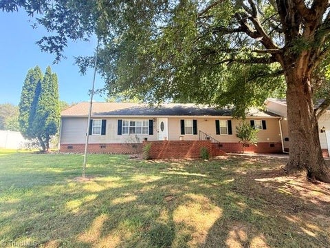 Homes For Sale - 2350 Naomi Drive<br/> Winston-Salem, NC 27107