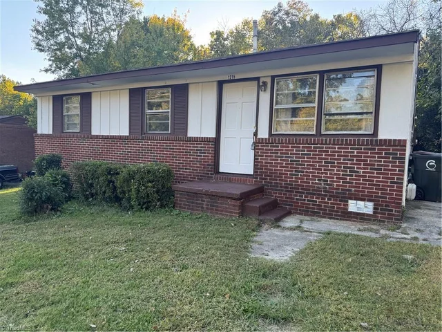 1215 Woodnell Street, photo 2 of 10