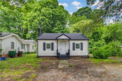 Homes For Sale - 404 Hickory Chapel Road<br/> High Point, NC 27260