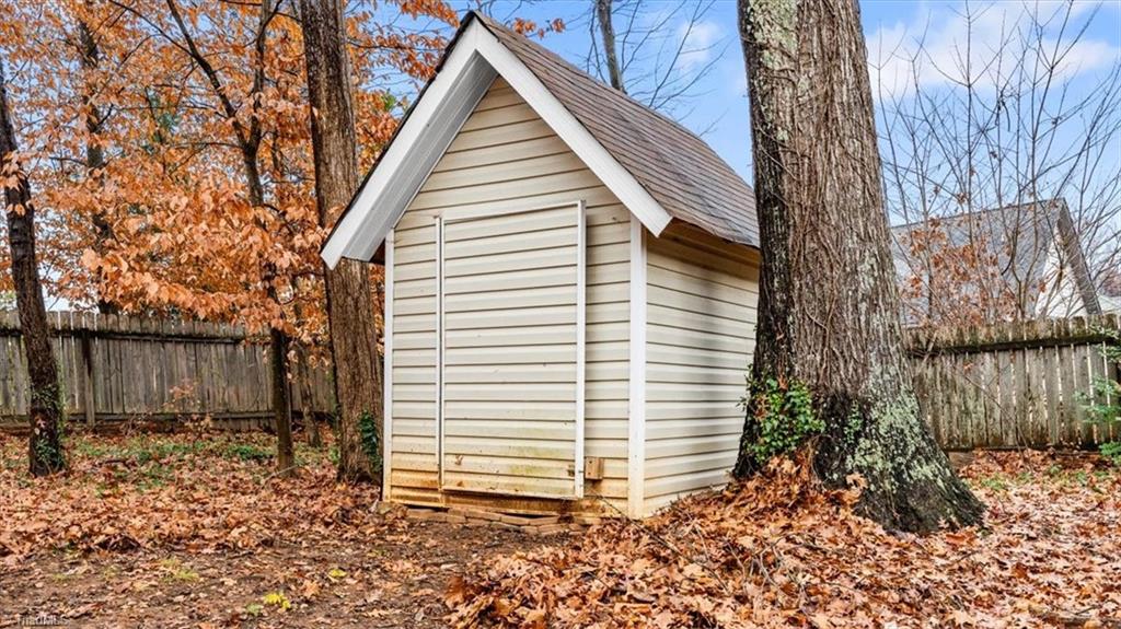 Winston-Salem, North Carolina 27106, United States, 4 Bedrooms Bedrooms, ,4 BathroomsBathrooms,Residential,Pending,250893