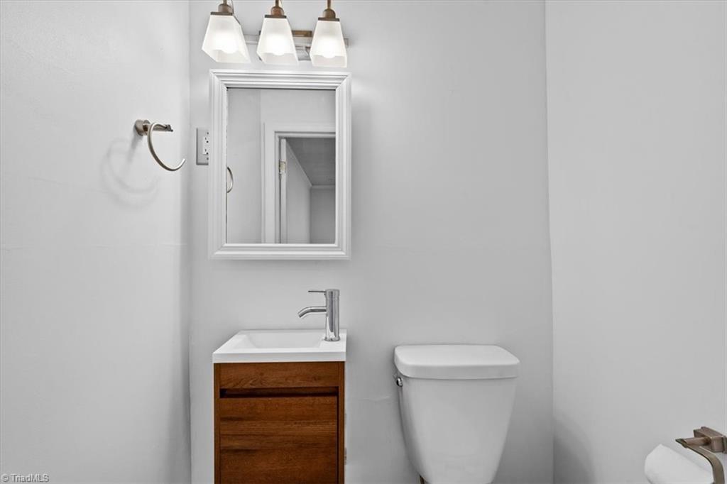 Winston-Salem, North Carolina 27106, United States, 4 Bedrooms Bedrooms, ,4 BathroomsBathrooms,Residential,Pending,250893