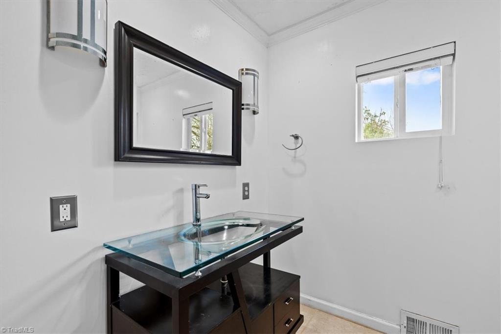 Winston-Salem, North Carolina 27106, United States, 4 Bedrooms Bedrooms, ,4 BathroomsBathrooms,Residential,Pending,250893