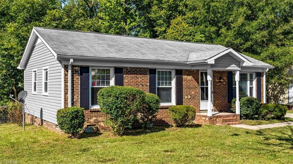 Photo of 815 Tipperary Drive, Greensboro, NC 27406 (MLS # 1237711)