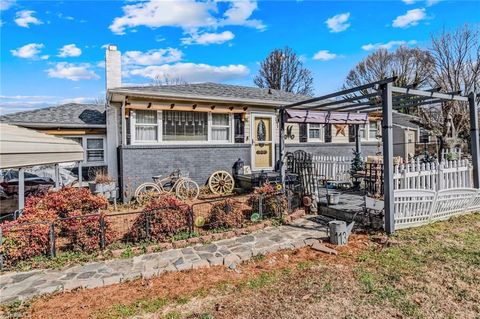 Homes For Sale - 113 Hardy Street<br/> Yadkin County, Jonesville, NC 28642