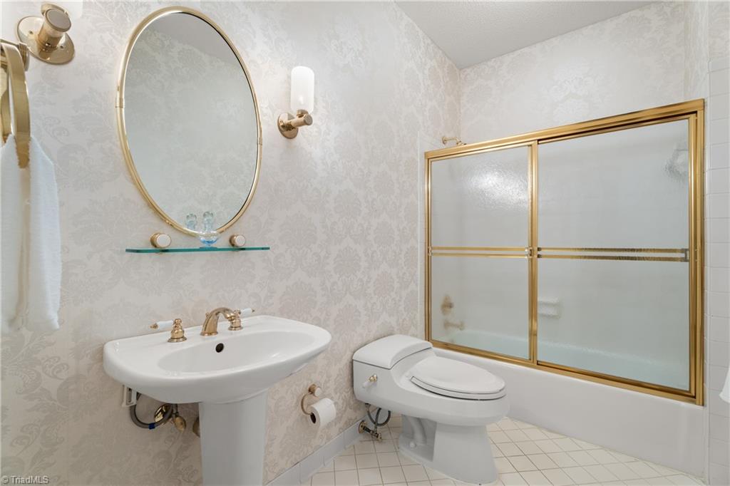 Kernersville, North Carolina 27284, United States, 4 Bedrooms Bedrooms, ,5 BathroomsBathrooms,Residential,Active,244121