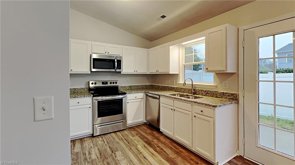 Photo 4 of 14 of 508 Oakmont Circle townhome