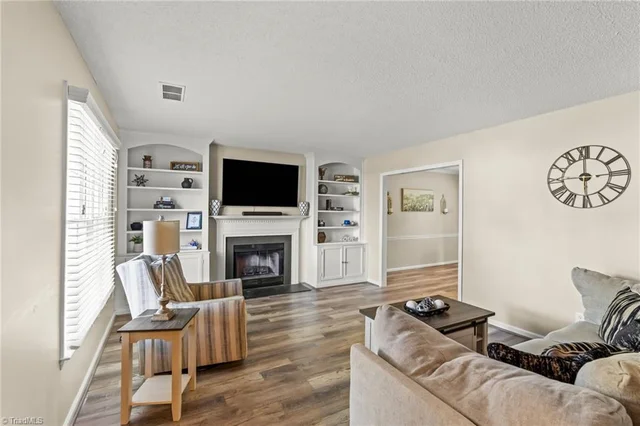1112 Stamford Club Drive, photo 2 of 37