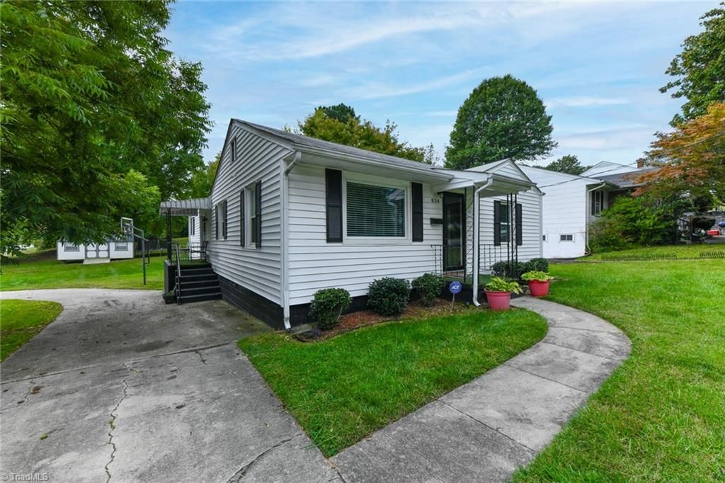 Photo of 834 Ross Avenue, Greensboro, NC 27406 (MLS # 1206561)