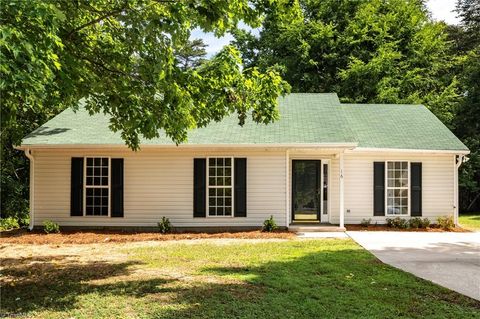 Homes For Sale - 16 Spring Chapel Court<br/> Greensboro, NC 27455
