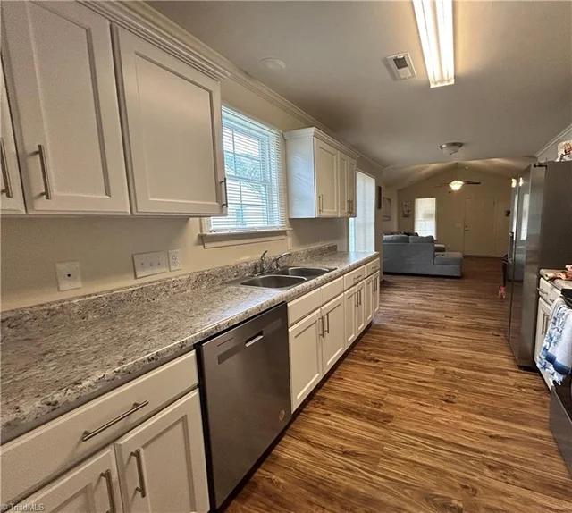 213 Morgan Place, photo 5 of 24