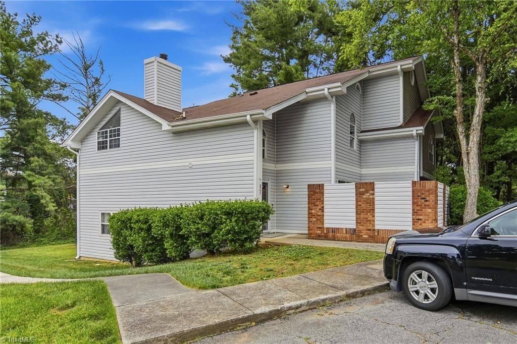 Photo of 805 Salem Pointe Lane, Winston-Salem, NC 27101 (MLS # 1218401)