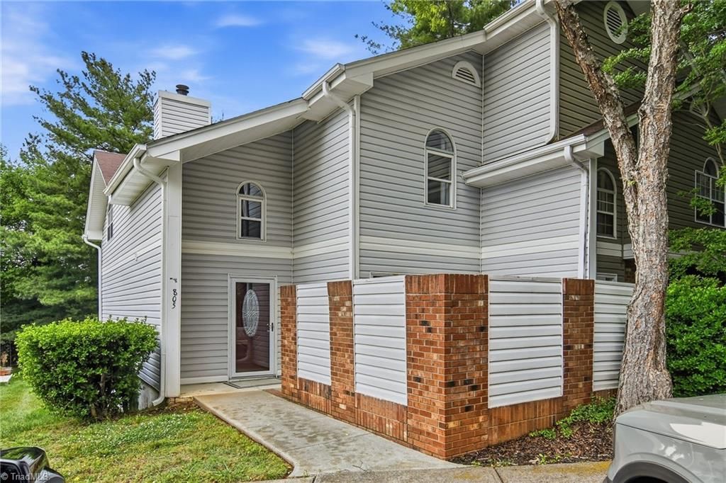 Photo of 805 Salem Pointe Lane, Winston-Salem, NC 27101 (MLS # 1218401)