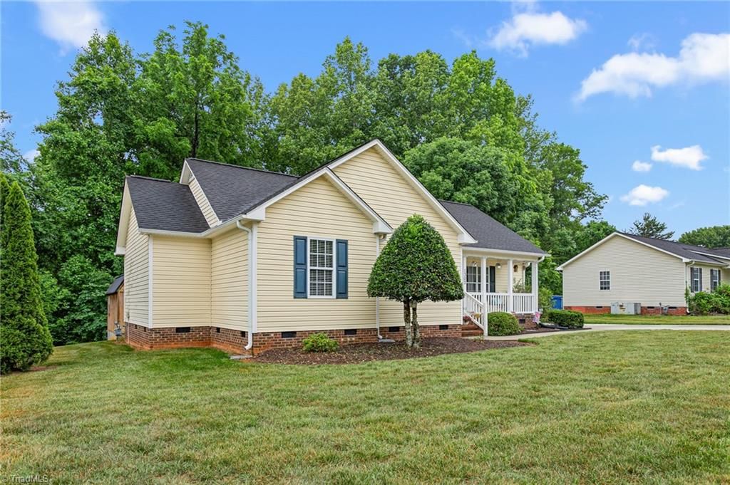 Photo of 1302 Durham Meadows Drive, Burlington, NC 27217 (MLS # 1222013)
