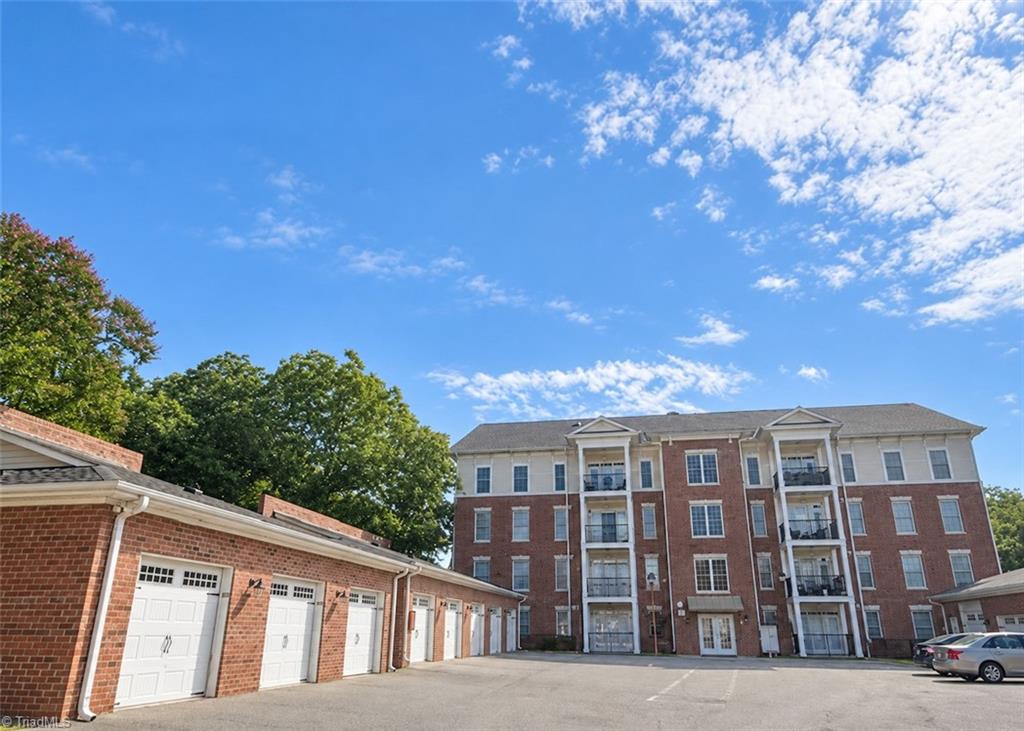 238 E Lewis Street 403