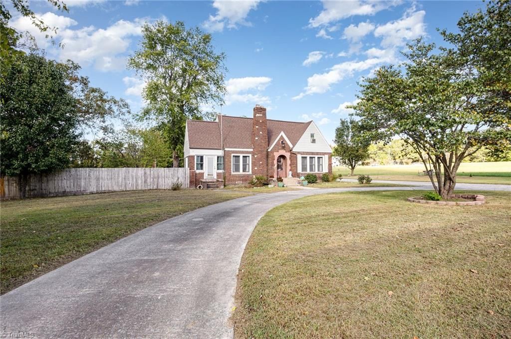 Photo of 827 Shell Road, Thomasville, NC 27360 (MLS # 1204366)