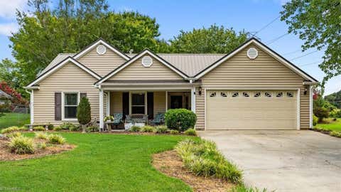 Homes For Sale - 4104 Chinaberry Court<br/> Guilford County, Greensboro, NC 27405
