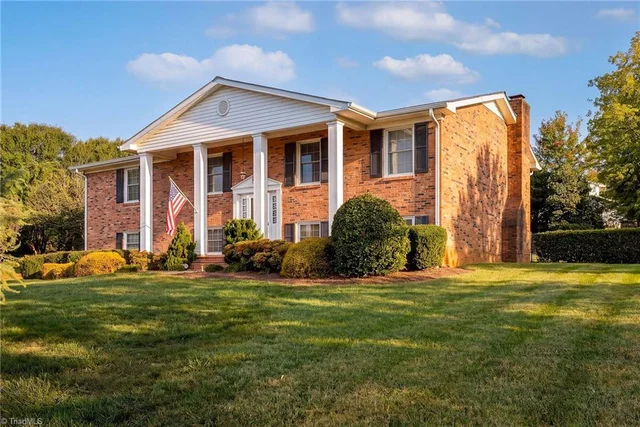 1435 S Peace Haven Road, photo 2 of 34