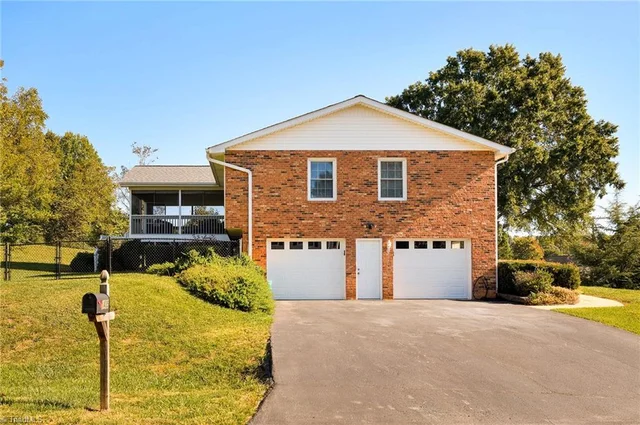 1435 S Peace Haven Road, photo 5 of 34