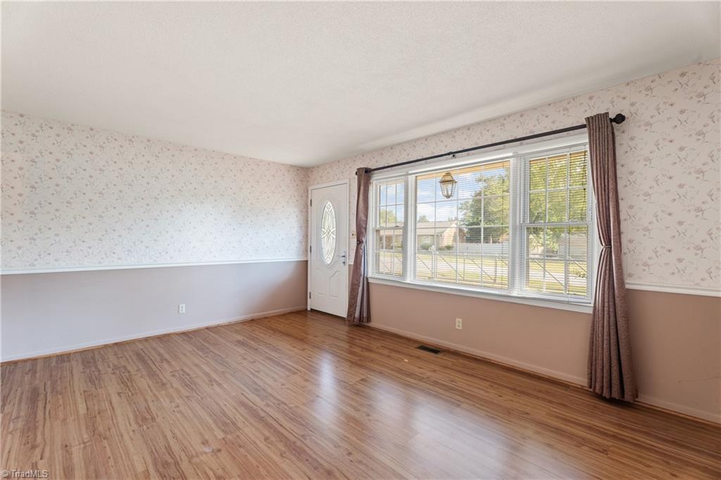 Kernersville, North Carolina 27284, United States, 3 Bedrooms Bedrooms, ,2 BathroomsBathrooms,Residential,Pending,216818