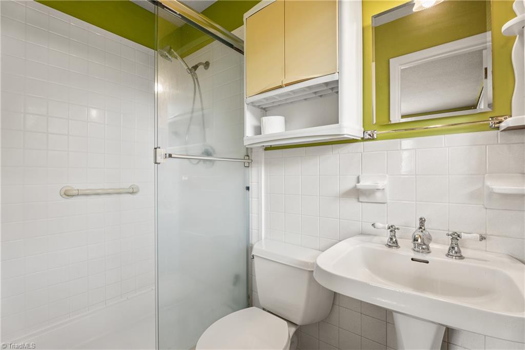 Kernersville, North Carolina 27284, United States, 3 Bedrooms Bedrooms, ,2 BathroomsBathrooms,Residential,Pending,216818