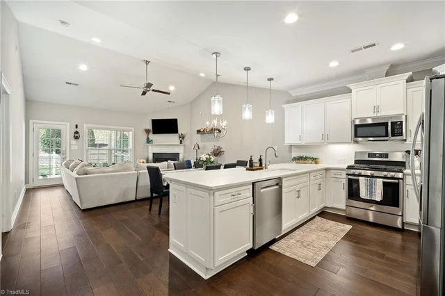 901 Plantation Village Drive, photo 3 of 37