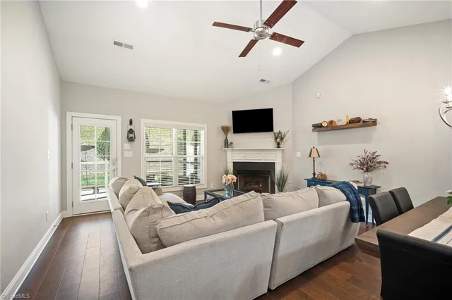 901 Plantation Village Drive, photo 5 of 37